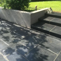 Płytka Kadappa Black Limestone Naturalna Bębnowana 40x40x3 cm