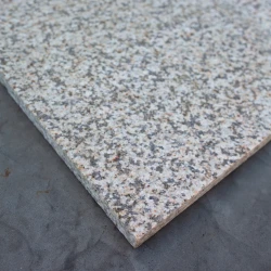 Płytka granitowa beżowo płomień G682 60x60x2