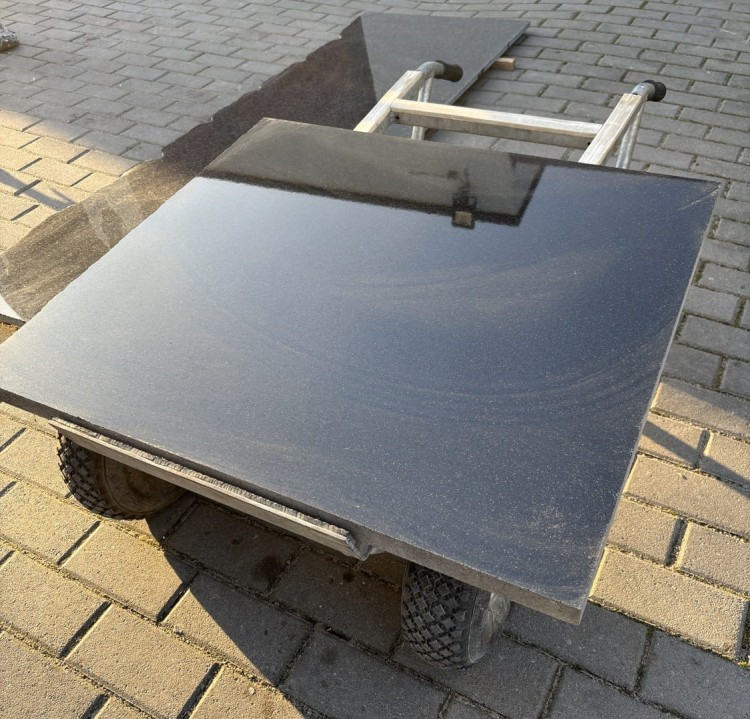 Absolute Black 79x72x3cm