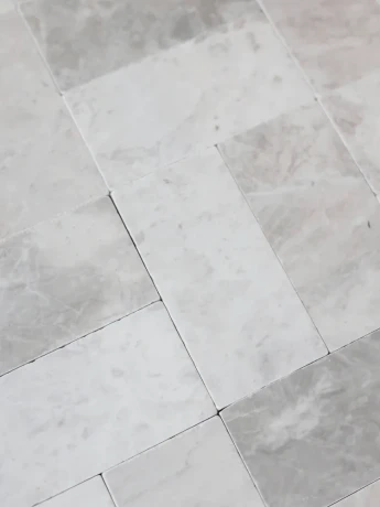 Przejdź do produktu Płytka marmurowa Royal White Bębnowana 20,3x20,3x1 cm