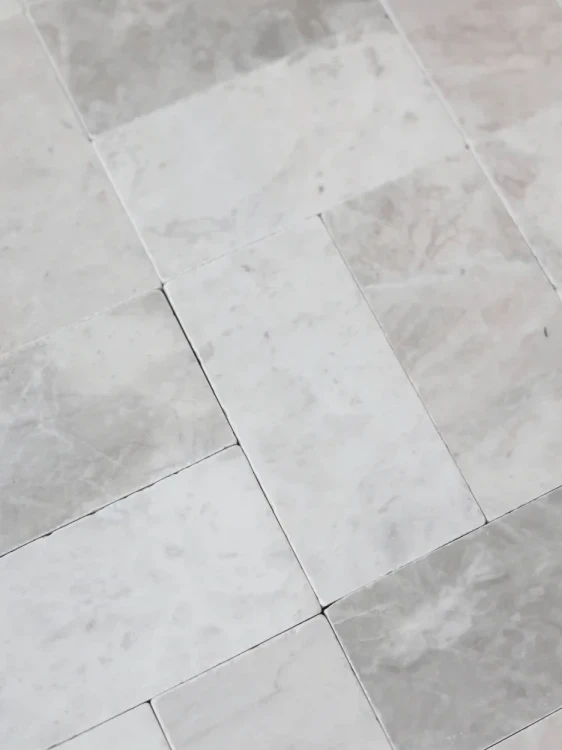 Płytka marmurowa Royal White Bębnowana 20,3x20,3x1 cm