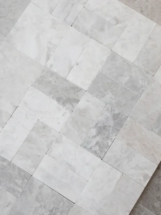 Płytka marmurowa Royal White Bębnowana 20,3x20,3x1 cm