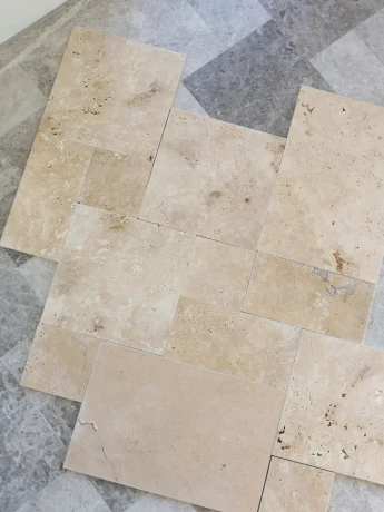 Przejdź do produktu Trawertyn 12mm Light Com Bębnowany French Pattern 1kpl=0,742m2 | Komplet Rzymski