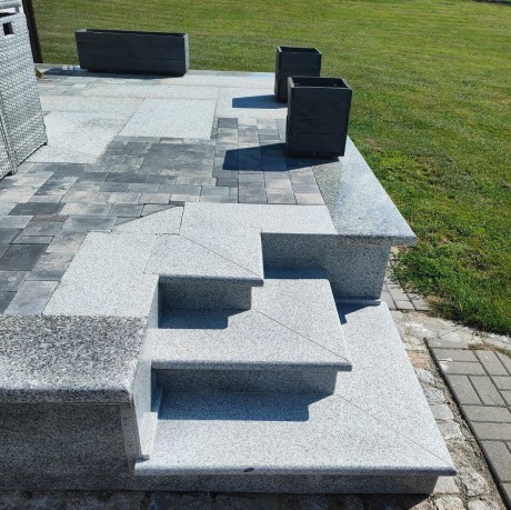 Przejdź do produktu Schodek Granitowy Płomieniowany G603 150x35x2+2 stopnica Bullnose