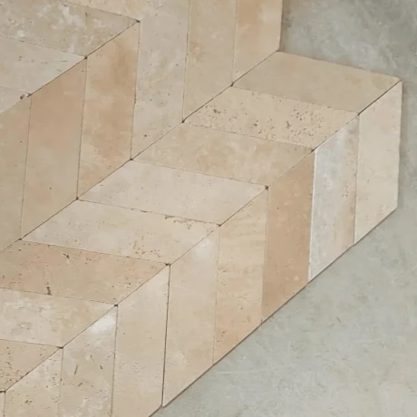 Przejdź do produktu Trawertyn Light Bębnowany 7,5x30,5 10mm Chevron