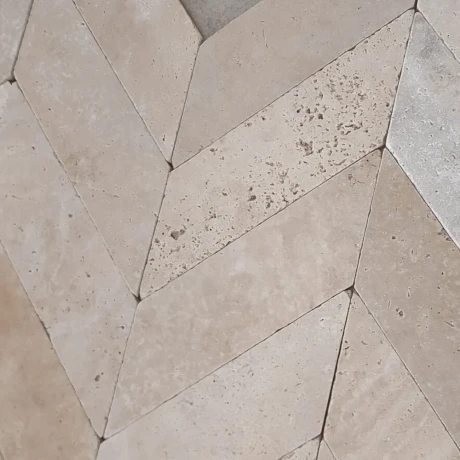 Przejdź do produktu Trawertyn Light Bębnowany 7,5x30,5 10mm Chevron