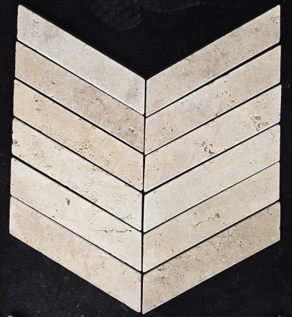 Przejdź do produktu Trawertyn Light Bębnowany Chevron 7,5x30,5x1 cm