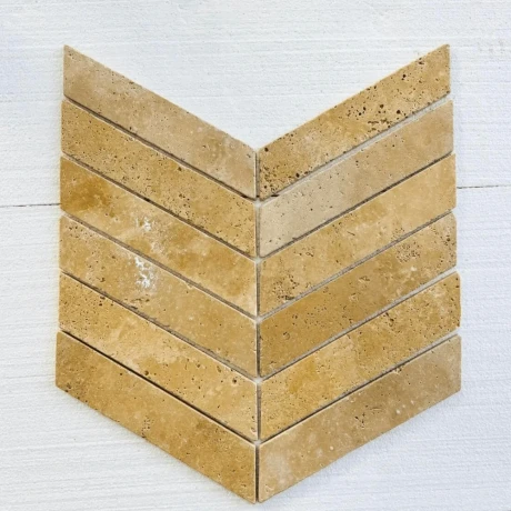 Przejdź do produktu Trawertyn Light Bębnowany Chevron 7,5x30,5x1 cm