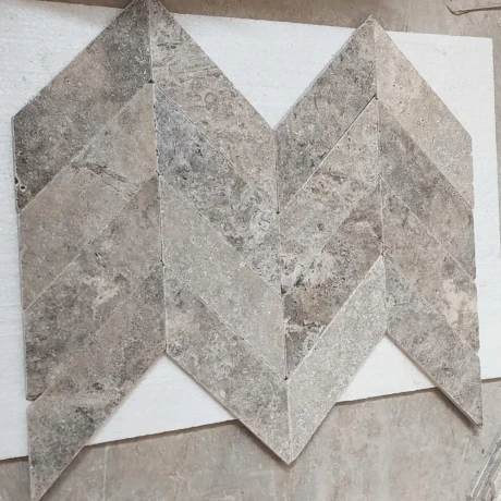 Przejdź do produktu Trawertyn Silver Bębnowany 7,5x30,5 10mm Chevron