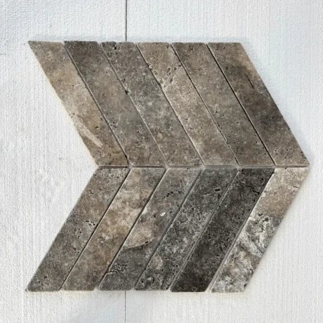 Przejdź do produktu Trawertyn Silver Bębnowany Chevron 7,5x30,5x1 cm
