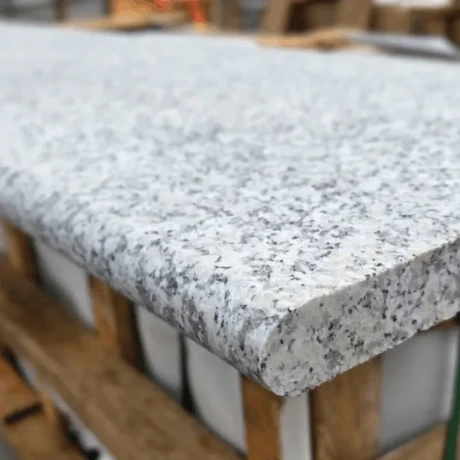 Przejdź do produktu Stopnica Granitowa G603 płomieniowana 150x33x3 cm  / 2 krawędzie wykończone